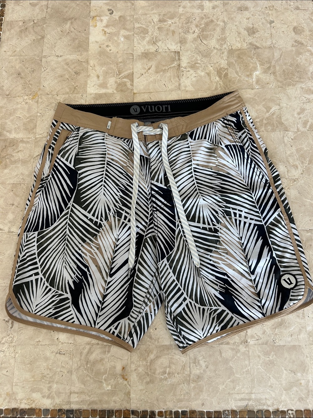 Vuori Men's Cruise Board Shorts Wheat Fronds Palm Size 28